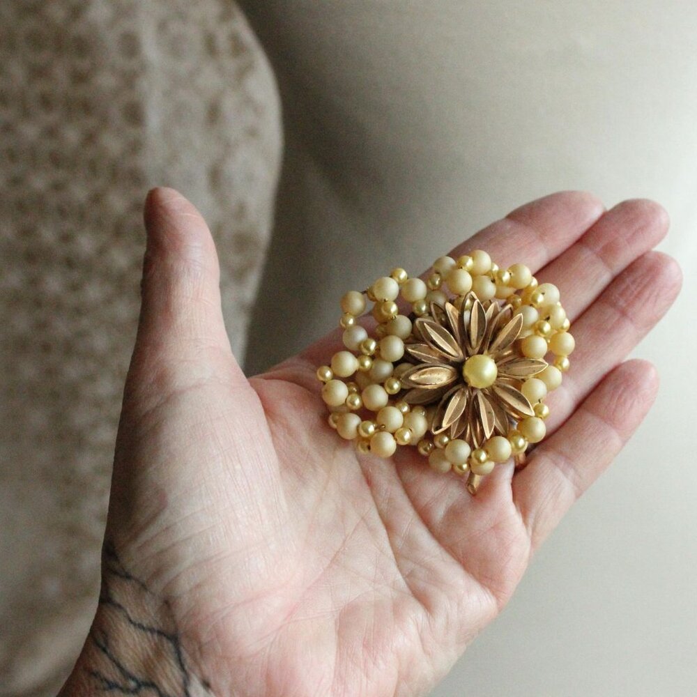 Vintage 1950s 1960s Brooch, Daisy Flower and Faux Pearl Cluster Pin Mid Century - Picture 7 of 13